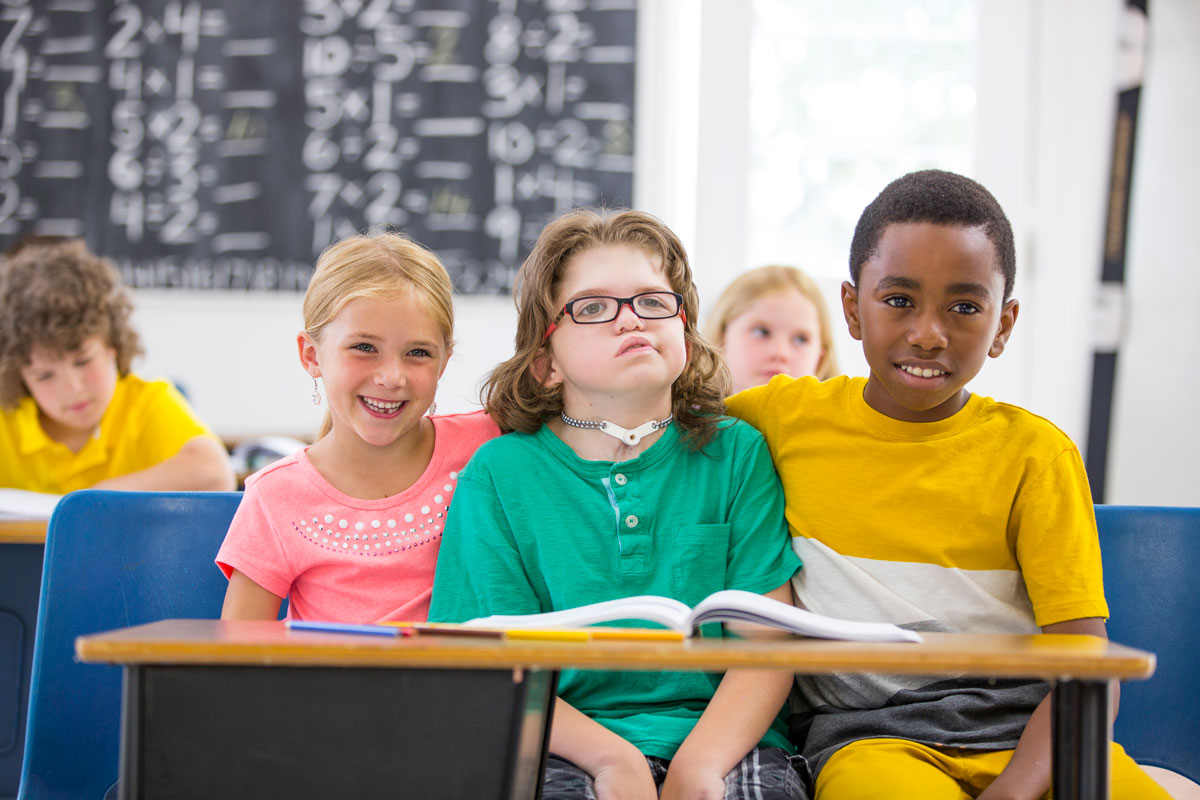 Drei-Kinder sitzen beim Schreibtisch in der Schule